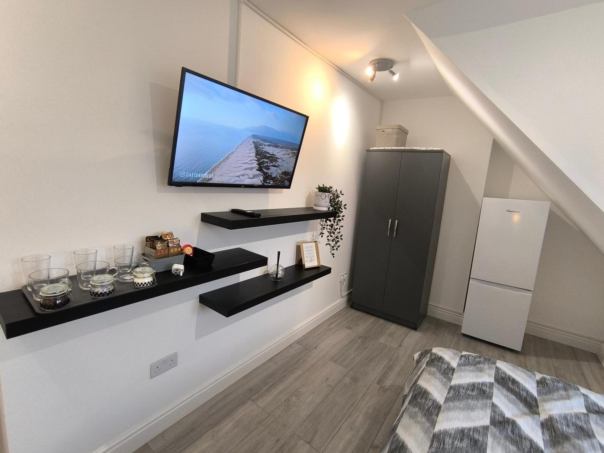 Full Equiped Rooms, Tooting Broadway Station * Londres